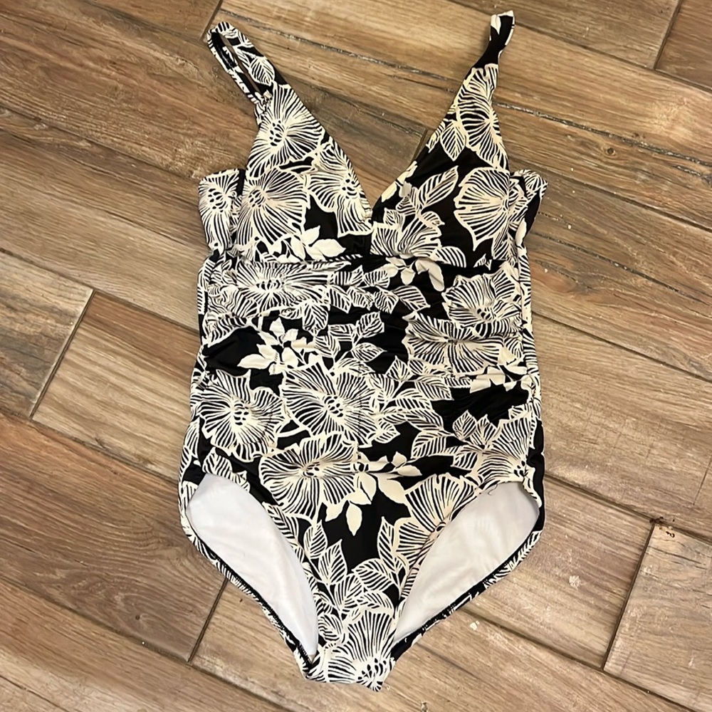 Croft and Barrow Size 10 one piece bathing suit  0595